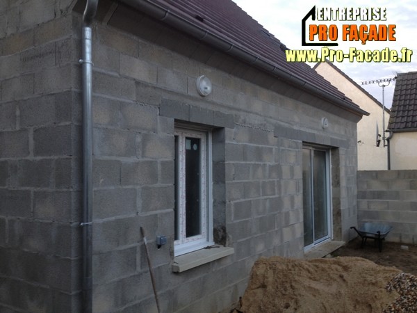 préparation des murs en parpaing avant travaux de ravalement façade