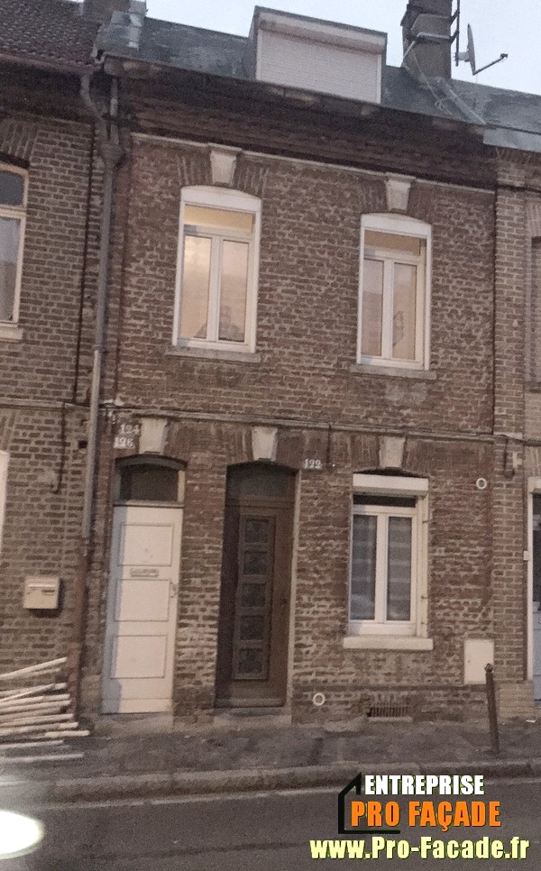 Chantier de rejointement façade en briques sur Amiens 80000 avant