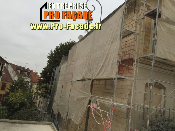 Chantier de rejointement façade en pierres sur Beaumont Sur Oise 95260 pendant