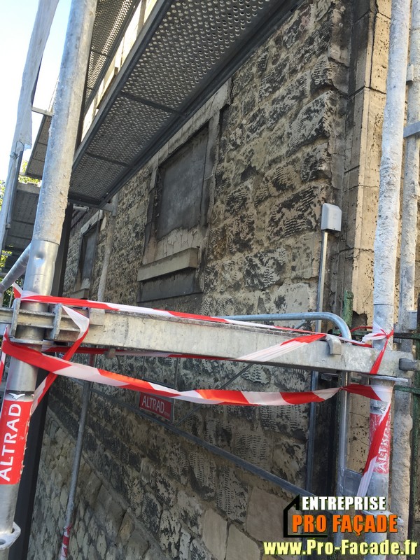 Chantier de rejointement façade en pierres sur Beaumont Sur Oise 95260 dejointement