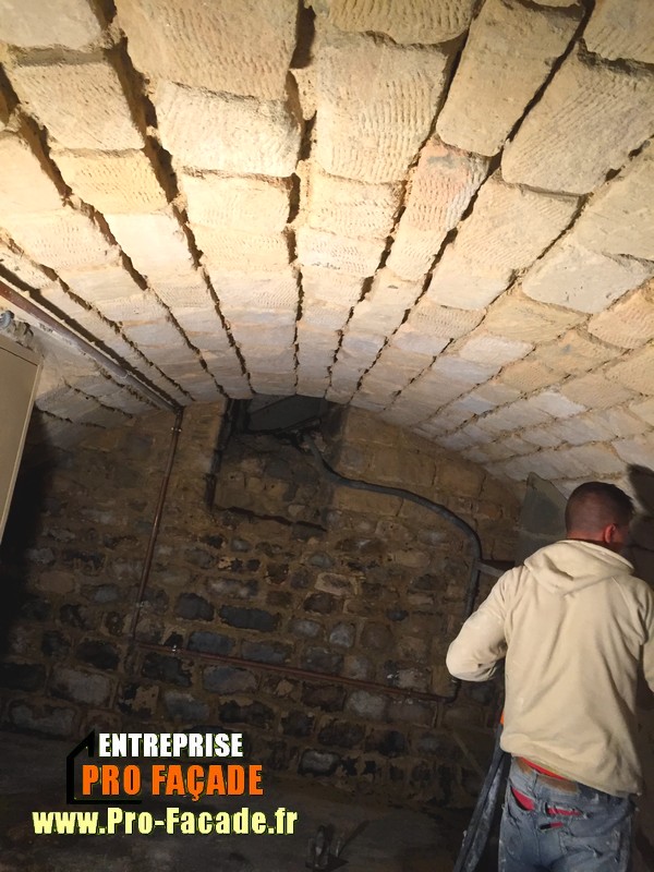 Chantier de rejointement d’une cave en pierres sur Parmain 95620 avant