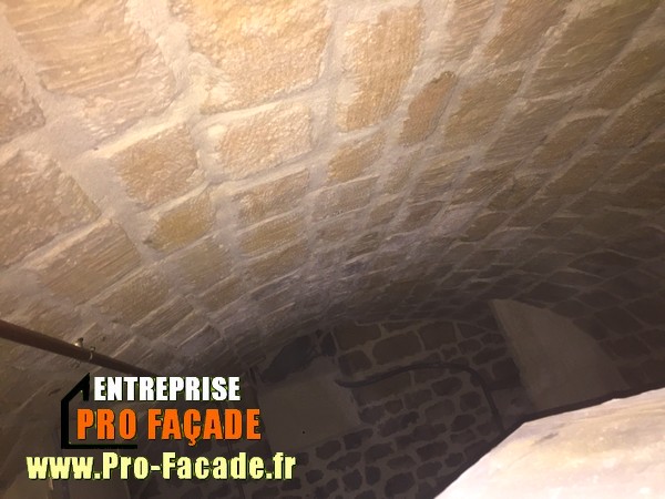 Chantier de rejointement d’une cave en pierres sur Parmain 95620 pierre rejointé