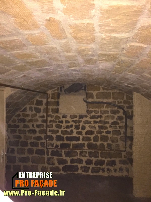 Chantier de rejointement d’une cave en pierres sur Parmain 95620 après
