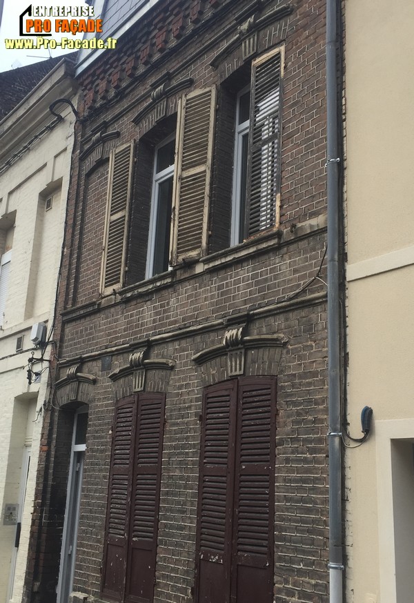 Chantier de rejointement façade en briques sur Amiens 80000 avant