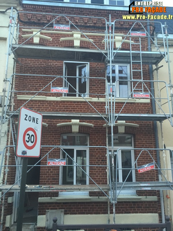 Chantier de rejointement façade en briques sur Amiens 80000 après