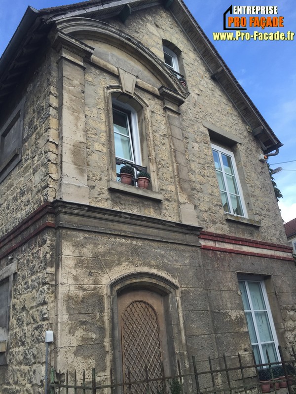 Chantier de rejointement façade en pierres sur Beaumont Sur Oise 95260 façade devant avant