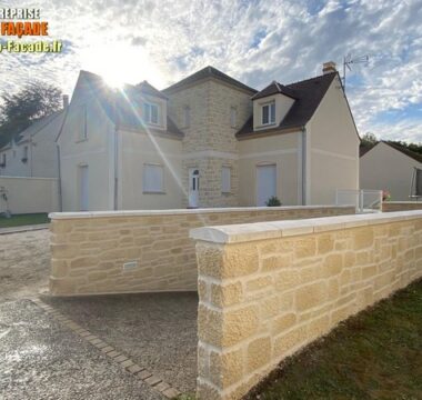 Ravalement de façade finition mélange de pierre apparente et gratté fin